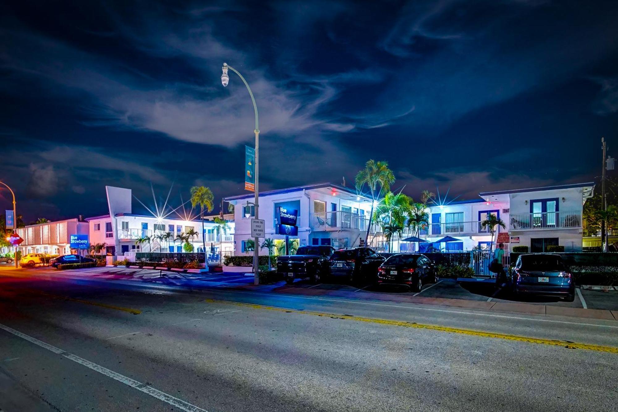 Blue Strawberry By The Sea Hotel Lauderdale-by-the-Sea Exterior photo