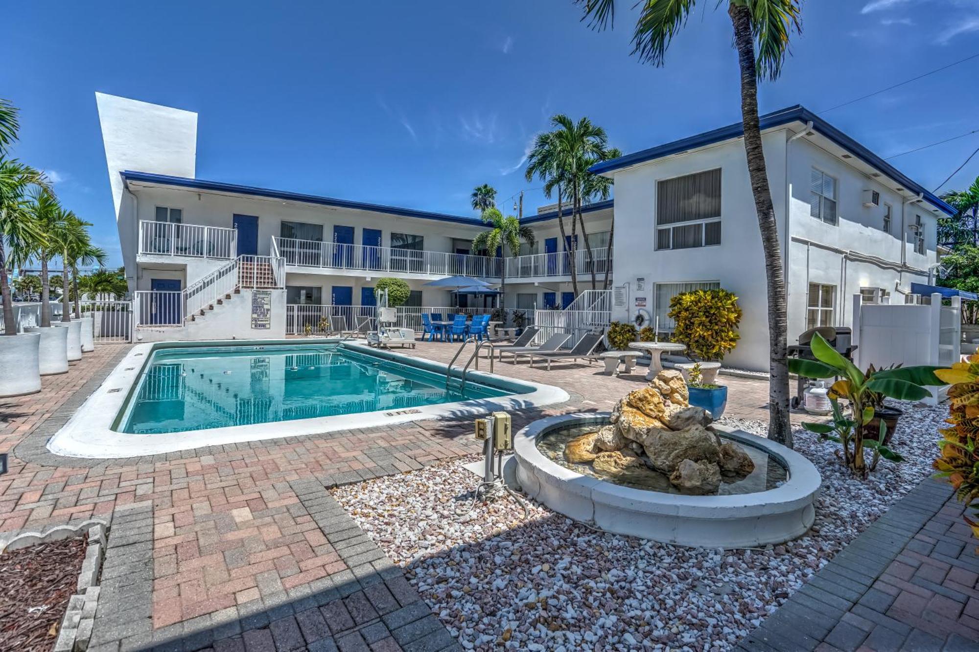 Blue Strawberry By The Sea Hotel Lauderdale-by-the-Sea Exterior photo