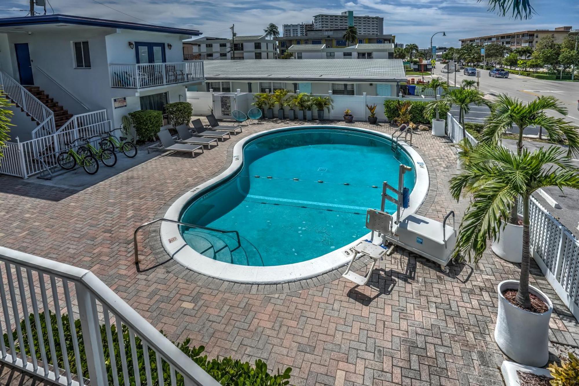 Blue Strawberry By The Sea Hotel Lauderdale-by-the-Sea Exterior photo