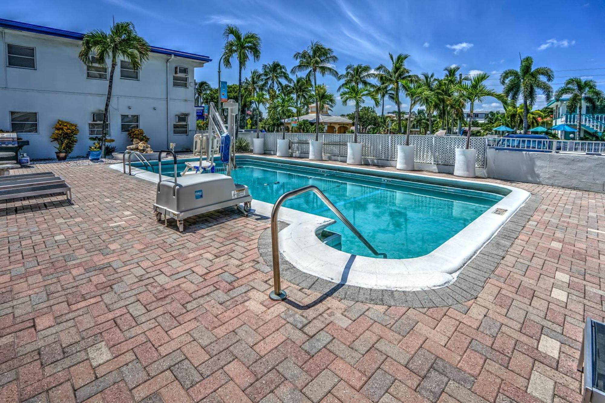 Blue Strawberry By The Sea Hotel Lauderdale-by-the-Sea Exterior photo