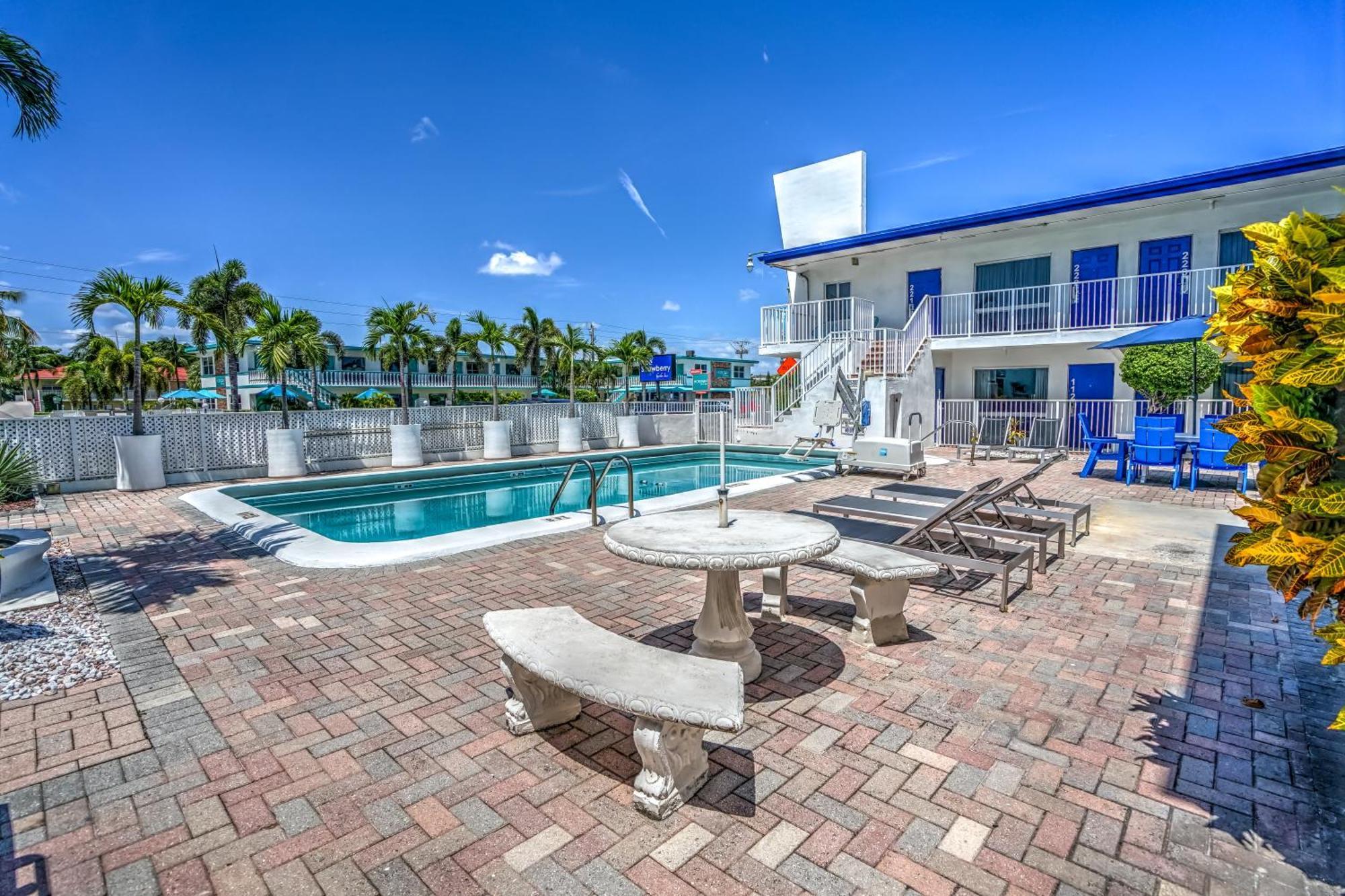 Blue Strawberry By The Sea Hotel Lauderdale-by-the-Sea Exterior photo